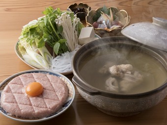 ポン酢を使わず、塩味のスープで最後までいただく『鶏の水炊き』