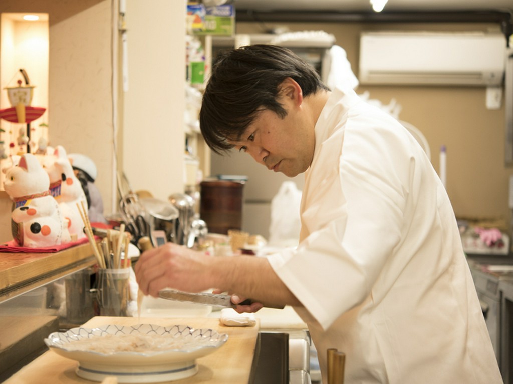 カウンターではお客さまとお話も。アットホームな日本料理店