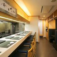 本格的なお寿司を味わえるお店にしては、とってもアットホームな空間。1人でも友人や家族とでも気軽に入れます。BGMにはJazz。気さくな料理人がお出迎えしてくれます。