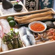 白身やイカ、光物の魚は長浜港から、海老やマグロは東京の築地から仕入れます。イクラやウニ、貝類は、一番美味しい食材が手に入る北海道からわざわざ取り寄せ。鮮度抜群のネタが自慢のお寿司を味わえます。