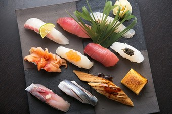 全国から旬で新鮮なネタを仕入れた自慢のお寿司