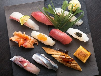 全国から旬で新鮮なネタを仕入れた自慢のお寿司