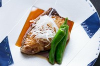 全国の料理人が絶賛する氷見の寒ブリや、対馬の寒ブリを仕入れ、美味しい煮付け料理で提供。今が旬な魚は、身が厚くて食べごたえ十分。日本酒や焼酎によく合います。