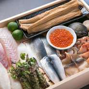 寿司ネタには、こだわっています。白身や光物の魚は、地元の長浜漁港から仕入れる魚が一番です。海老やマグロは東京の築地、イクラやウニ、貝類は北海道から新鮮なものを仕入れています。