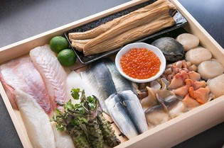 全国から新鮮な魚を仕入れます