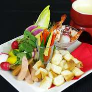 厳選した野菜や様々な食材を特製アンチョビチーズソースに付けてどうぞ。