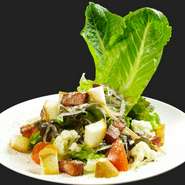 様々な新鮮野菜とジューシーなベーコンの定番サラダ。
