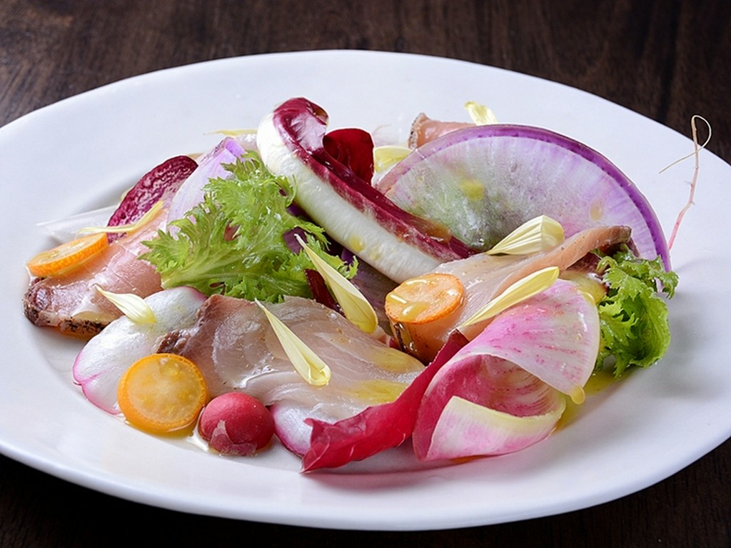 魚に合わせて盛り付けを変える『本日のカルパッチョ』
