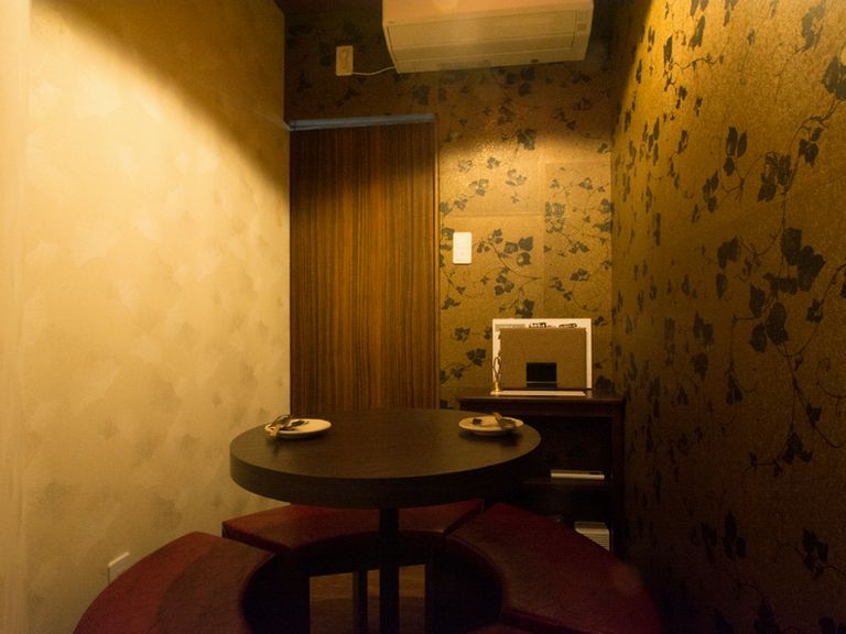 周りに気兼ねなく楽しめる、4名収容可能なVIPルーム