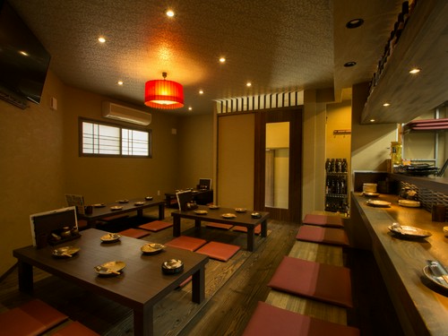 落ち着いた大人の雰囲気が心地良い、和モダンな店内