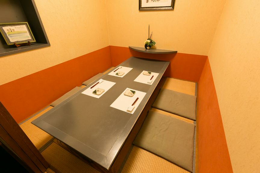 掘りごたつの座敷でゆっくり串揚げとお酒を味わえる