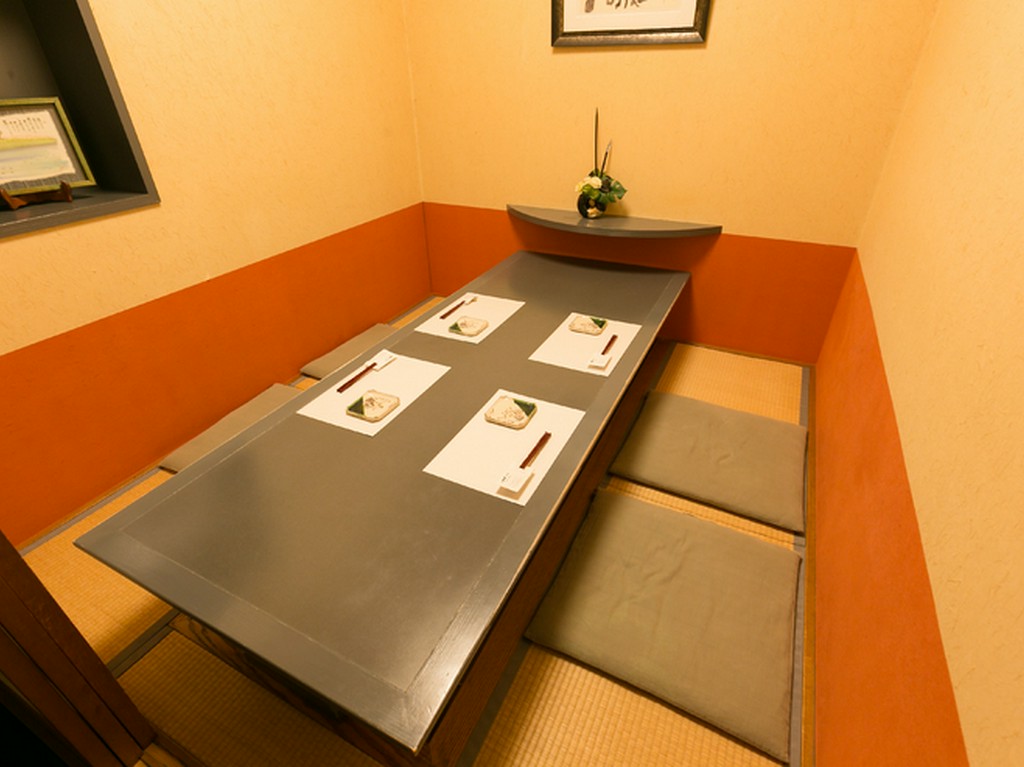 掘りごたつの座敷でゆっくり串揚げとお酒を味わえる