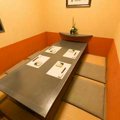 掘りごたつの座敷でゆっくり串揚げとお酒を味わえる