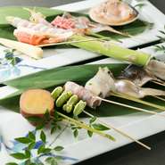 魚の目利きにも自信があります。食材の持ち味をいかし、最高のタイミングで料理するのが【串仙】の流儀です。