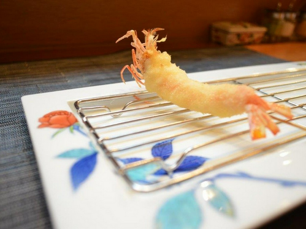 直前まで水槽を泳いでいる海老を使った串揚げ『才巻エビ』