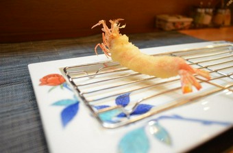 直前まで水槽を泳いでいる海老を使った串揚げ『才巻エビ』