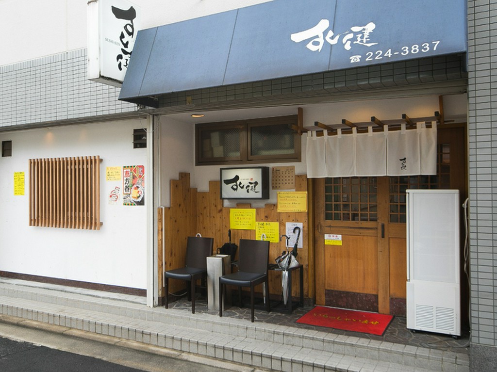 店内と入り口はあえて高級感を払拭。気軽に入れる寿司店