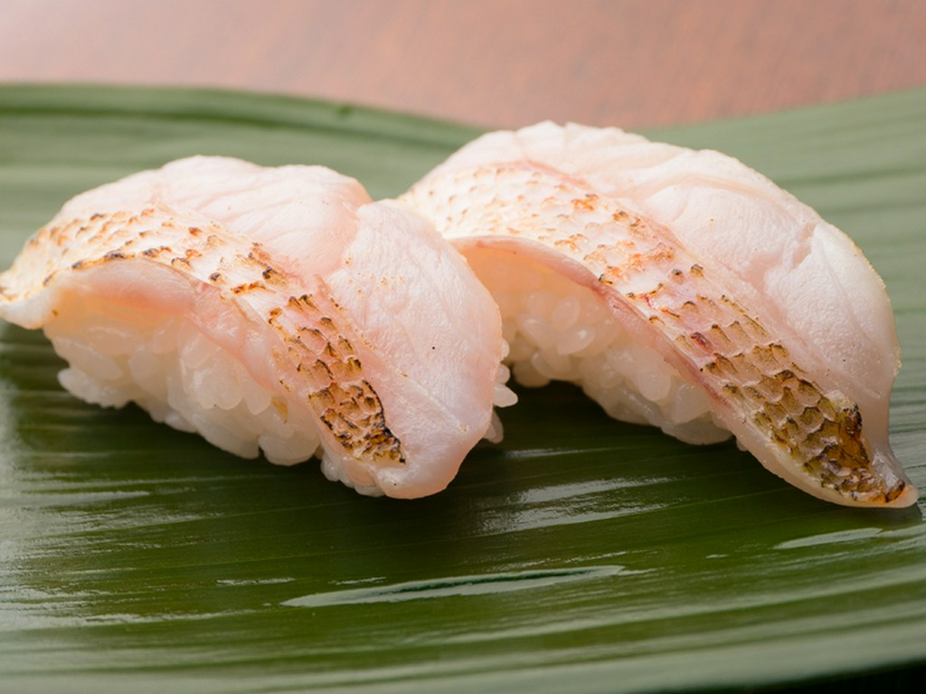 旬の産地から仕入れる高級魚『のどぐろ』をにぎりで