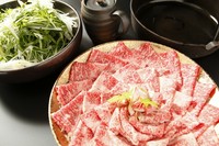 すき焼きに合う厳選された和牛肉の霜降りをご用意しています。
前菜、すき焼き用野菜、うどんor御飯、食後のデザート付き。