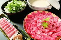 しゃぶしゃぶに合う厳選された和牛肉の霜降りをご用意しています。
前菜、しゃぶしゃぶ用野菜、そばor御飯、食後のデザート付き。
