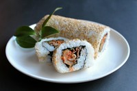 和牛薄切り肉と白菜キムチ、サンチュなどを海苔で巻き白米でロールしてあるパンチの利いた巻物です。胡麻の香りも良く、時間が経っても風味が損なわれにくいので、お持ち帰りに喜ばれています。