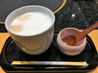 有機栽培豆を一杯ずつドリップして淹れる本格派コロンビアコーヒー。
おからを炒って作るおから茶は、懐かしい味。

＊すべてのランチメニューにどちらかひとつお付けします。
