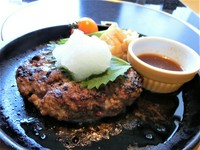 A5和牛肉を使って柔らかくふわとろに焼き上げています。
サラダ、小鉢、御飯、汁物付き