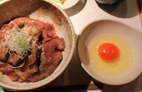 榮互といえば、牛丼！と言われる名物料理。
お肉の旨さがしっかり伝わる一品です。
サラダ、小鉢、汁物付き