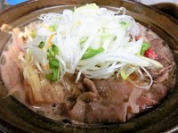 薄切り肉と野菜や豆腐をすき焼き風にしっかり煮込んであります。
サラダ、小鉢、御飯、汁物付き