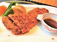 驚きの柔らかさ！さっくり揚がった衣！ボリュームたっぷり人気メニューです。
サラダ、小鉢、御飯、汁物付き