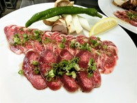 和牛のタンをネギ塩ダレでさっぱりとお召し上がり下さい。
サラダ、小鉢、御飯、汁物付き