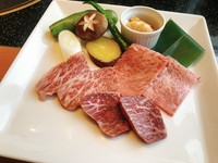 特選ロース、特選カルビ、赤身、ホルモンの4種をお楽しみいただけます。
それぞれのお肉の特徴をぜひ感じてください。
サラダ、小鉢、御飯、汁物付き


