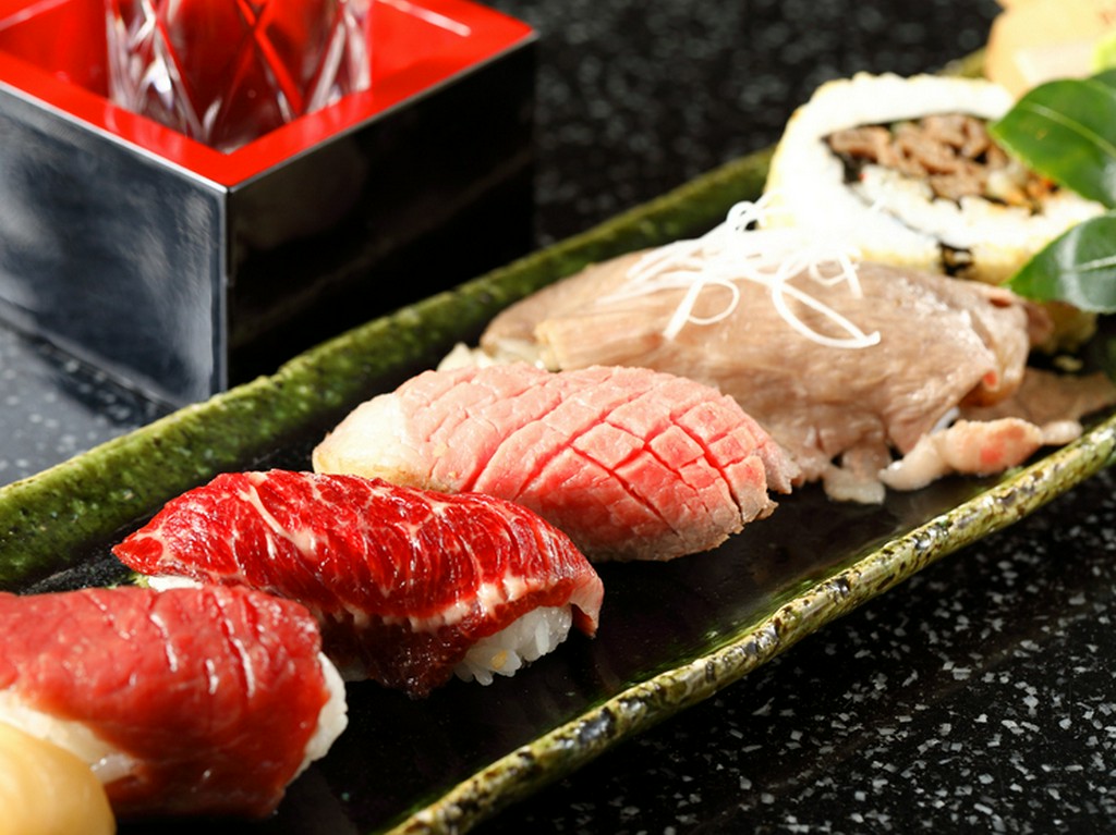 焼肉をはじめ、寿司やステーキなど多彩な創作料理を提供