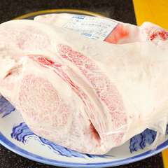 肉のプロが肉質を見極めて選ぶ迫力満点のブロック肉（ロース）