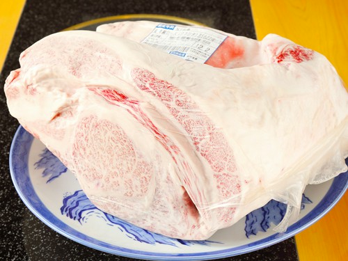 肉のプロが肉質を見極めて選ぶ迫力満点のブロック肉（ロース）