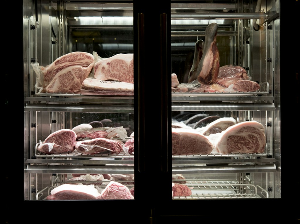 独自開発のエイジング製法で熟成させた肉の、最高の状態を提供