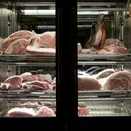 お店が独自に開発した、氷点下エイジング製法で熟成させた熟成肉が堪能できます。この製法で短時間で肉の旨味を凝縮、熟成させた肉の状態を職人が見極めて、毎日、最高の状態の熟成肉を提供してくれます。