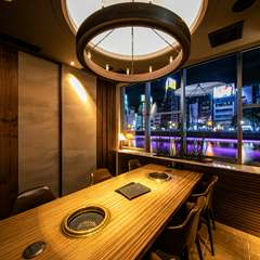 中洲のネオンと那珂川の川面に反射する光が、雰囲気を盛り上げる