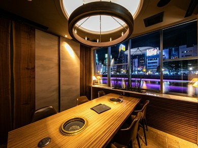 中洲のネオンと那珂川の川面に反射する光が、雰囲気を盛り上げる