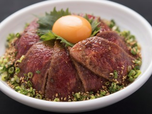 熟成肉に軽く火を入れてオリジナルのタレをつけた『熟成肉丼』