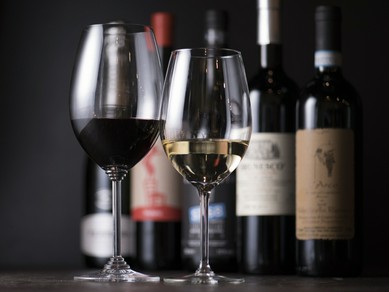 自然派を中心とした、豊富な品揃えのワインやスプマンテ