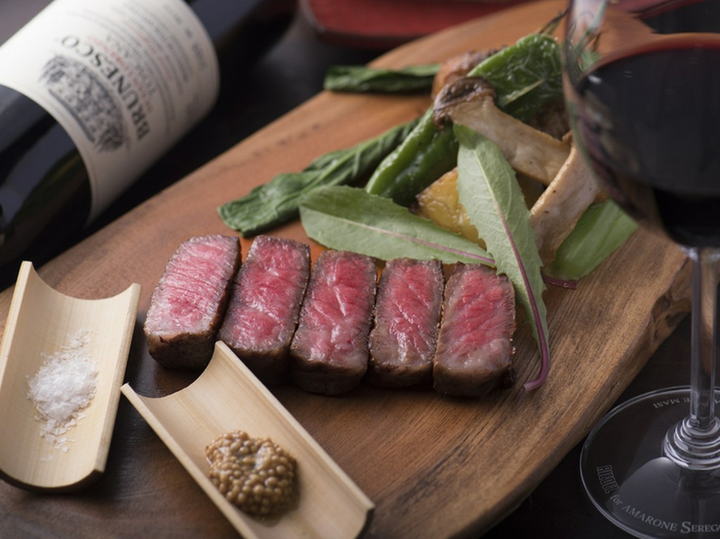 赤身と脂身の絶妙な味わい『佐賀黒毛和牛のステーキ　希少部位ザブトン』