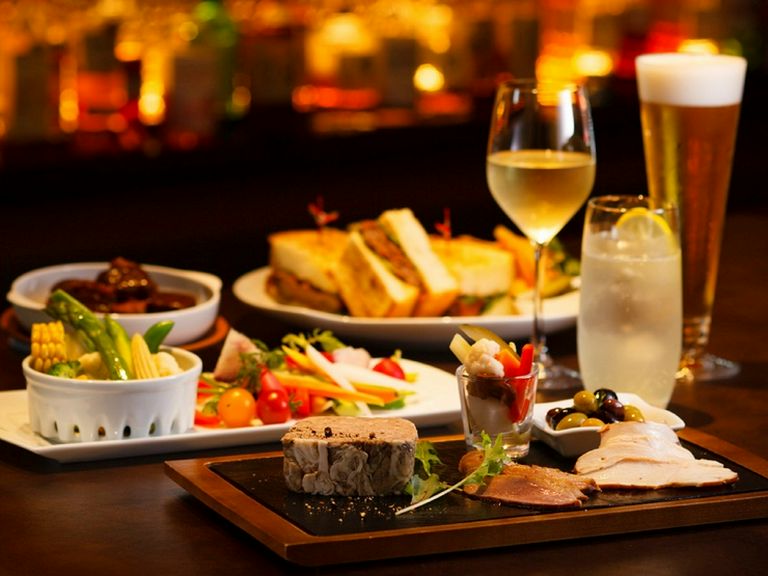 お酒好きの相手と大人のBARデートに