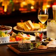 2名様から利用できる、選べるドリンク2杯とシェアできる料理がセットになった「プレジャー オブ マルノウチ」が人気。モダンで洗練された空間が、大切な人との優雅な時間を演出します。