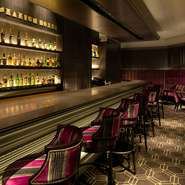 モダンでありながら、女性でも気軽に利用できる気取らない雰囲気。ピンクのストライプがアクセントの印象的な店内は、ランチはもちろん、ショッピング後のカフェタイムや、お仕事帰りにも気軽に立ち寄れます。