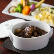 1915年のホテル開業より、多くのファンに親しまれてきたビーフシチューを現代の味覚に合わせ、洗練された味わいに仕上げた人気の品。赤ワインをふんだんに使いじっくり煮込んでいるため、お肉がとても柔らかです。