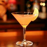 東京駅開業75周年を記念して、バーテンダー杉本が赤煉瓦の色をモチーフにつくり出した名作。