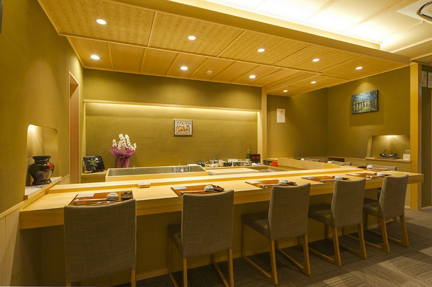 特等席のカウンターに座れば職人さんの動きも楽しめる