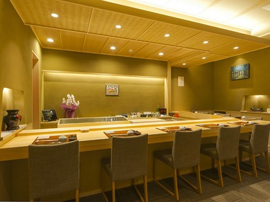 特等席のカウンターに座れば職人さんの動きも楽しめる