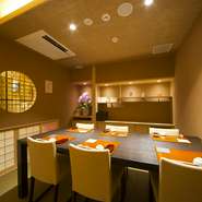 接待や社用にも最適な6名様までの個室もあります。おすすめの料理がひと通り食べられる『大将のおまかせ』コースもありますが、予算や好みによって料理の内容やお酒のセレクトなども気軽に相談ができます。